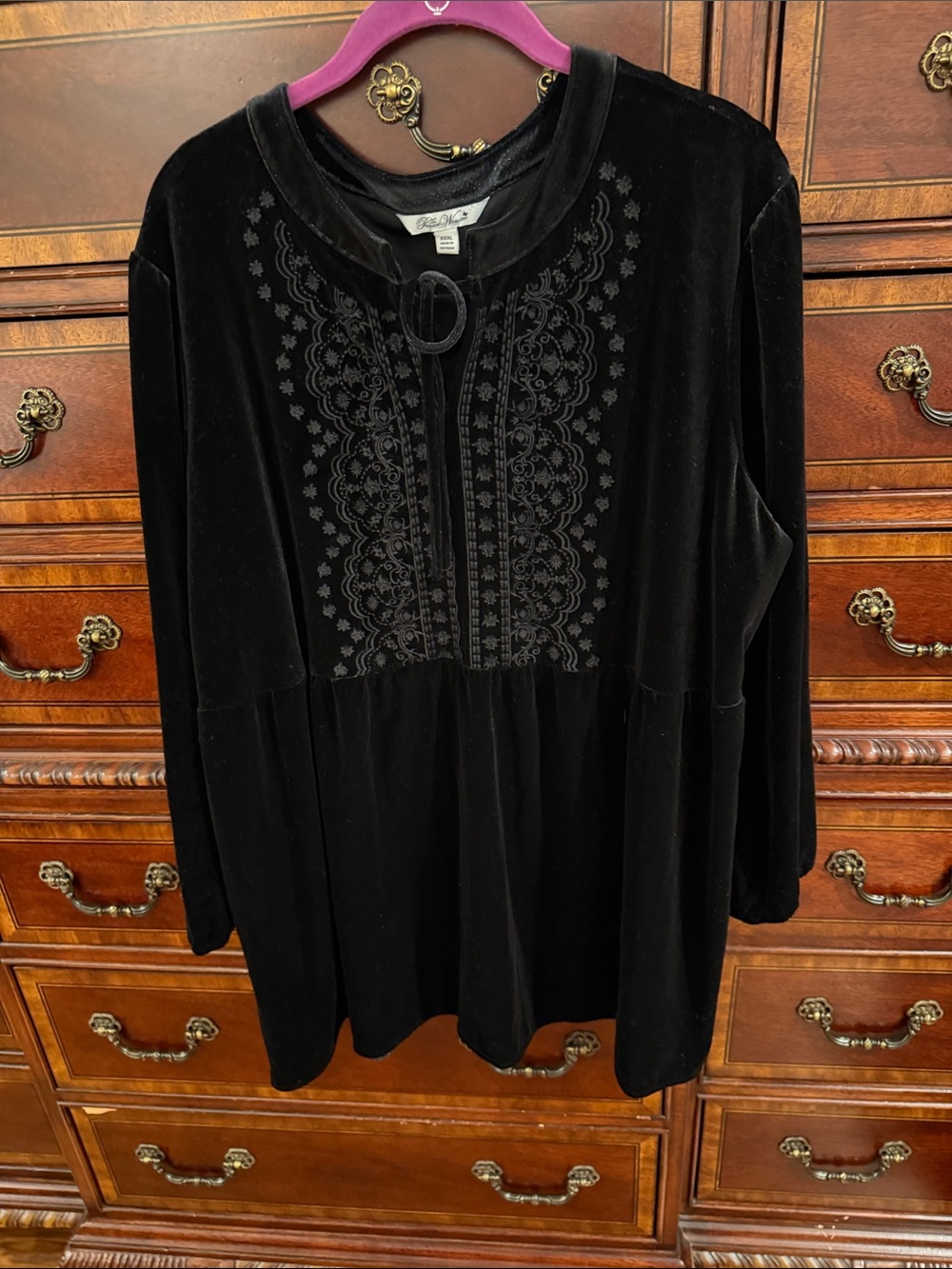 The Pioneer Women Black Velvet Embroidered Long-Sleeve Tunic